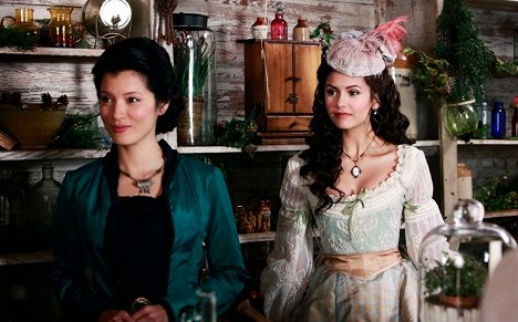 Kelly Hu, Nina Dobrev - The Vampire Diaries - Kinder der Verdammnis - Filmfotos