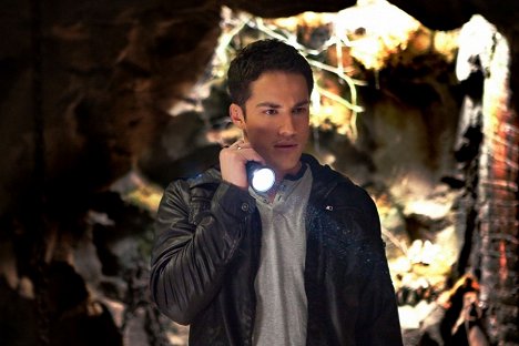 Michael Trevino - The Vampire Diaries - The Sacrifice - Photos