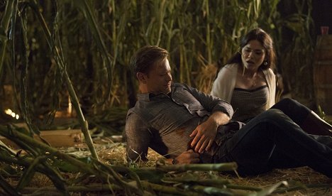 Matthew Davis, Jodi Lyn O'Keefe - The Vampire Diaries - The World Has Turned and Left Me Here - Photos