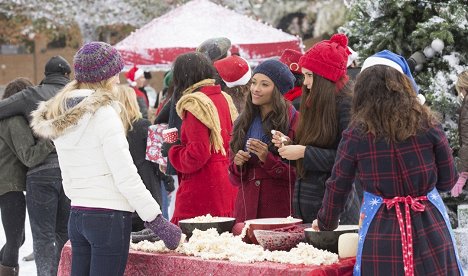 Candice King, Kat Graham, Nina Dobrev - The Vampire Diaries - Christmas Through Your Eyes - Photos