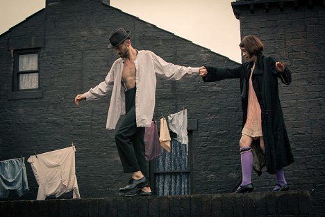 Iddo Goldberg, Sophie Rundle - Peaky Blinders - Gangs of Birmingham - Waffenpoker - Filmfotos