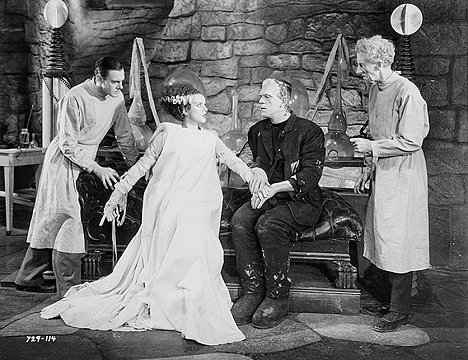 Colin Clive, Elsa Lanchester, Boris Karloff, Ernest Thesiger - Frankensteinova nevesta - Z filmu