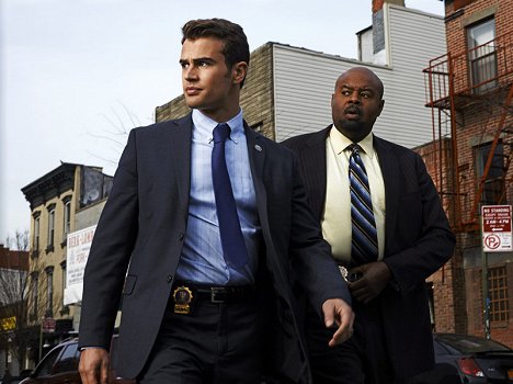 Theo James, Chi McBride - Policajt z New Yorku - Z filmu