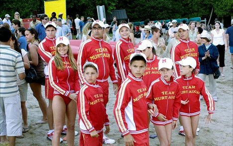 Robbie Amell, Carmen Electra, Eugene Levy, Jaime King, Taylor Lautner, Shawn Roberts - Cheaper by the Dozen 2 - Photos