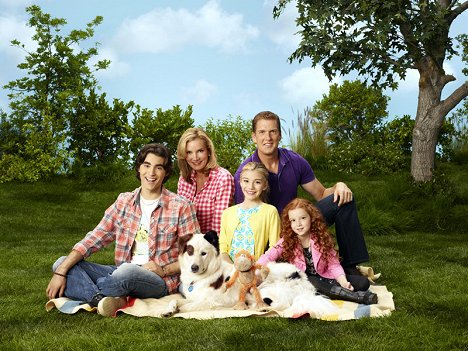 Blake Michael, Mick, Beth Littleford, Genevieve Hannelius, Regan Burns, Francesca Capaldi - Dog with a Blog - Werbefoto