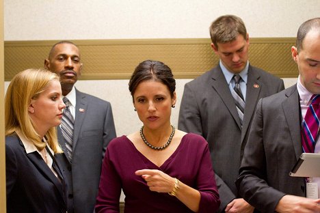 Anna Chlumsky, Julia Louis-Dreyfus - Veep - Catherine - Photos