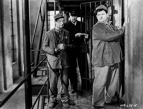 Stan Laurel, Oliver Hardy - Pardon Us - De la película