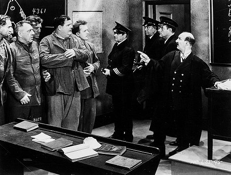 Walter Long, Boris Karloff, Stan Laurel, James Finlayson - Laurel & Hardy - Hinter Schloss und Riegel - Filmfotos