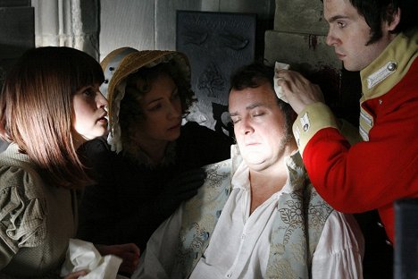 Jemima Rooper, Alex Kingston, Hugh Bonneville - Lost in Austen - Filmfotos