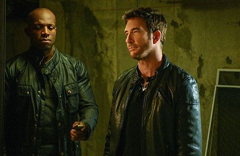 Billy Brown, Dylan McDermott - Hostages - Photos