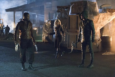 Michael Jai White, Kelly Hu, Stephen Amell - Arrow - Identidad - De la película