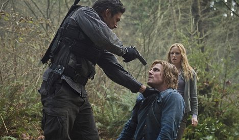 Manu Bennett, Stephen Amell, Caity Lotz - Arrow - Tremors - Photos