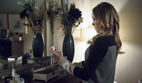 Katie Cassidy - Arrow - Time of Death - Photos