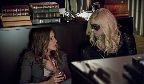 Katie Cassidy, Caity Lotz - Arrow - Birds of Prey - Photos