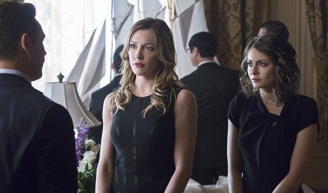 Katie Cassidy, Willa Holland - Arrow - Die Schlacht beginnt - Filmfotos