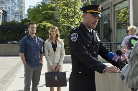 Stephen Amell, Katie Cassidy, Paul Blackthorne - Arrow - Wyciszenie - Z filmu