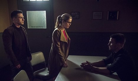 Colton Haynes, Emily Bett Rickards, Stephen Amell - Arrow - Treibjagd - Filmfotos