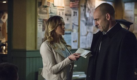 Katie Cassidy, Paul Blackthorne - Arrow - Alliance nécessaire - Film