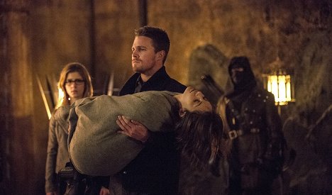 Emily Bett Rickards, Stephen Amell, Willa Holland - Arrow - The Fallen - Z filmu