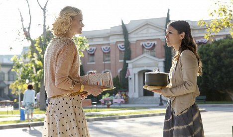 Jaime King, Rachel Bilson - Hart of Dixie - Destiny & Denial - Photos