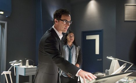Tom Cavanagh, Carlos Valdes - The Flash - Things You Can't Outrun - Photos