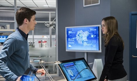 Grant Gustin, Danielle Panabaker - The Flash - Brume toxique - Film