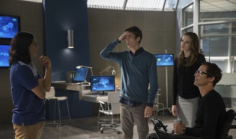 Carlos Valdes, Grant Gustin, Danielle Panabaker, Tom Cavanagh - The Flash - Things You Can't Outrun - Photos