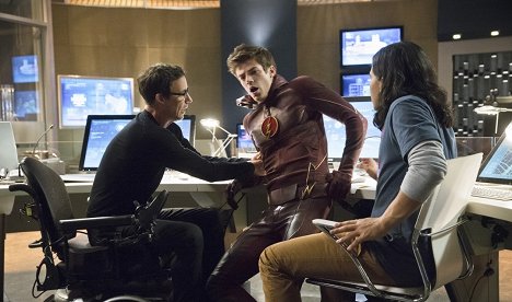 Tom Cavanagh, Grant Gustin, Carlos Valdes - The Flash - Things You Can't Outrun - Photos
