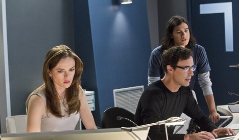 Danielle Panabaker, Tom Cavanagh, Carlos Valdes - The Flash - Things You Can't Outrun - Photos