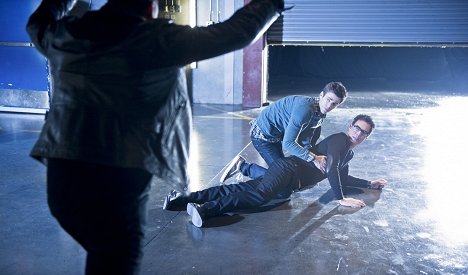 Grant Gustin, Tom Cavanagh - The Flash - Power Outage - Photos