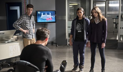 Grant Gustin, Carlos Valdes, Danielle Panabaker - Flash - Chodząca bomba atomowa - Z filmu