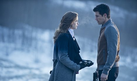 Danielle Panabaker, Robbie Amell - The Flash - The Nuclear Man - Photos