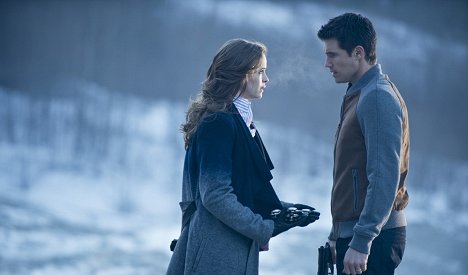 Danielle Panabaker, Robbie Amell - The Flash - Die lebende Bombe - Filmfotos