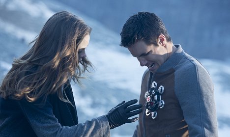 Danielle Panabaker, Robbie Amell - The Flash - The Nuclear Man - Photos