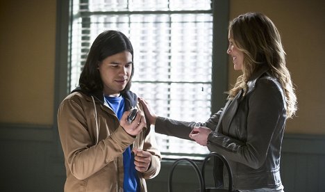 Carlos Valdes, Katie Cassidy - The Flash - Who Is Harrison Wells? - Photos