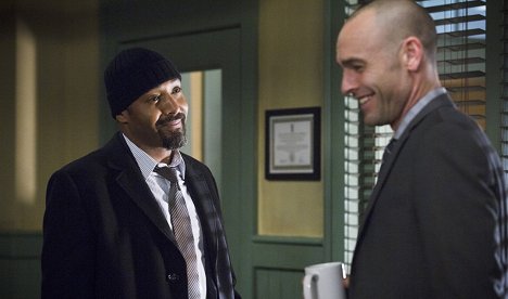 Jesse L. Martin, Paul Blackthorne - The Flash - Who Is Harrison Wells? - Photos