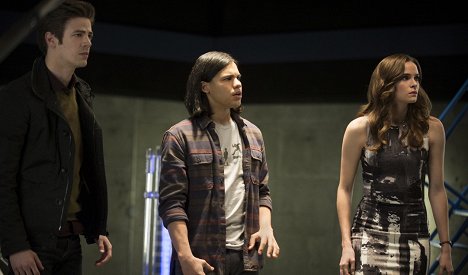 Grant Gustin, Carlos Valdes, Danielle Panabaker - The Flash - The Trap - Photos