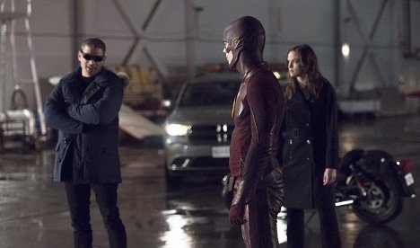 Wentworth Miller, Grant Gustin, Danielle Panabaker - The Flash - Rogue Air - Photos