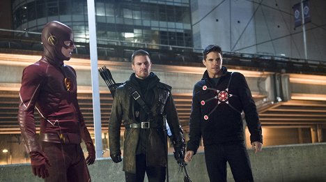 Grant Gustin, Stephen Amell, Robbie Amell - Flash - Niebezpieczne lotnisko - Z filmu