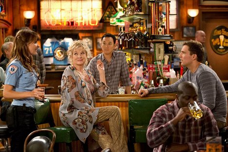 Valerie Azlynn, Christine Ebersole, Steve Byrne, Owen Benjamin - Sullivan & Son - De filmes