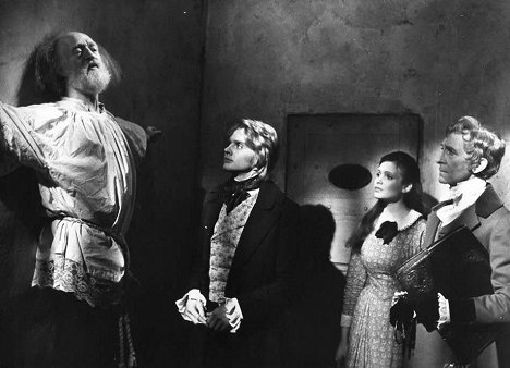 Shane Briant, Madeline Smith, Peter Cushing - Frankenstein and the Monster from Hell - Z filmu