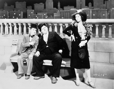 Stan Laurel, Oliver Hardy, Mae Busch - Come Clean - Photos