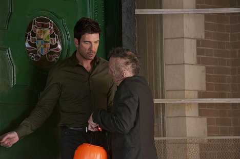 Dylan McDermott, Denis O'Hare - American Horror Story - Halloween: Part 1 - Van film