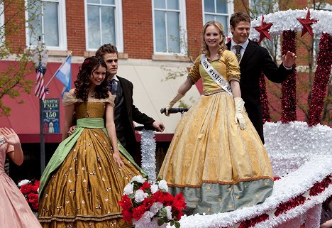 Nina Dobrev, Paul Wesley, Candice King, Zach Roerig - Upíří deníky - Den oslav - Z filmu