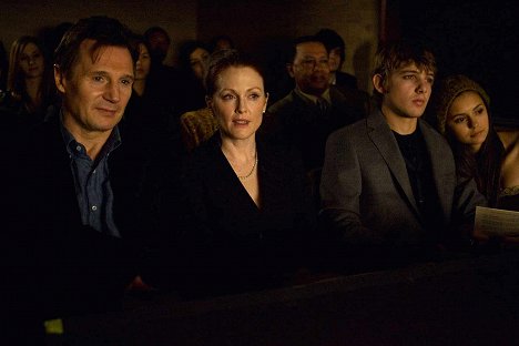 Liam Neeson, Julianne Moore, Max Thieriot, Nina Dobrev - Pokušení - Z filmu