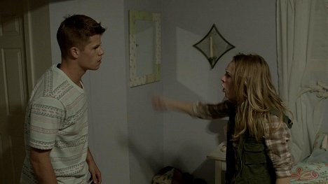Max Carver, Britt Robertson - Ask Me Anything - Filmfotos