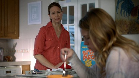 Molly Hagan, Britt Robertson - Ask Me Anything - Filmfotos