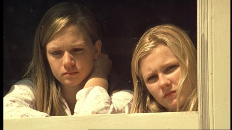 A.J. Cook, Kirsten Dunst - Virgin Suicides - Film