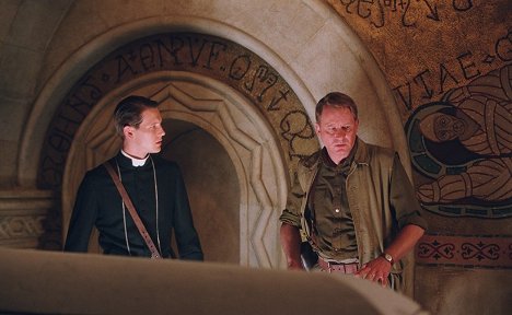 James D'Arcy, Stellan Skarsgård - Dominion: Exorcist - Der Anfang des Bösen - Filmfotos