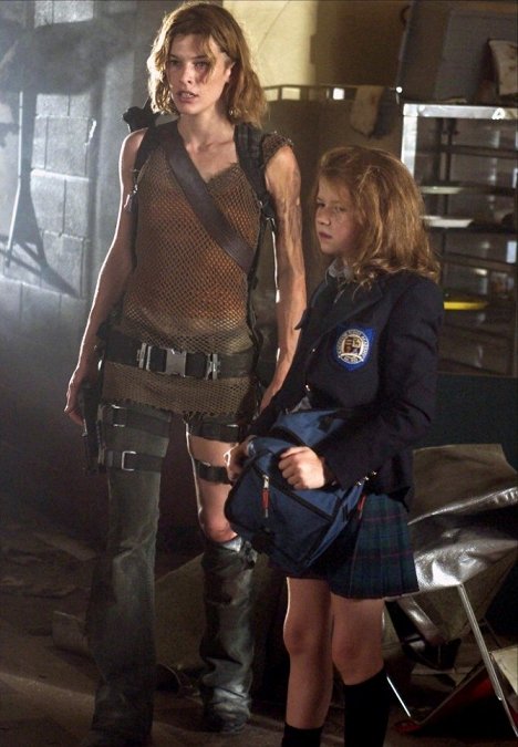 Milla Jovovich, Sophie Vavasseur - Resident Evil: Apokalypsa - Z filmu